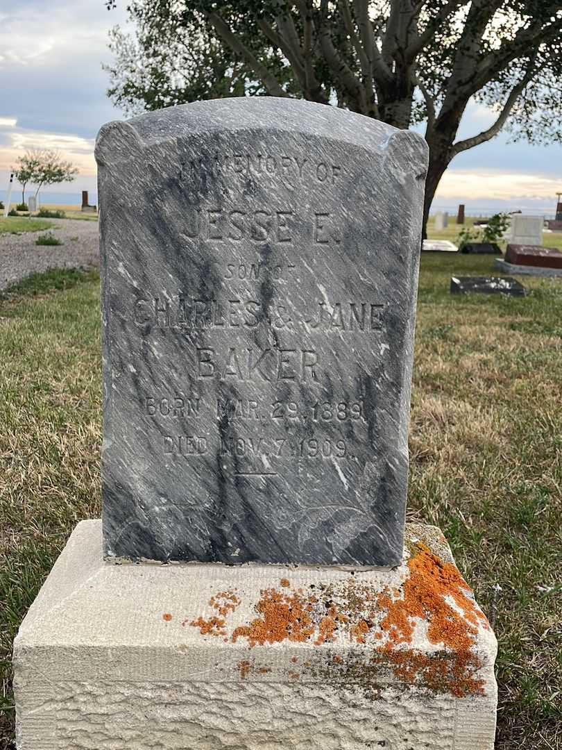 Jesse E. Baker's grave. Photo 1