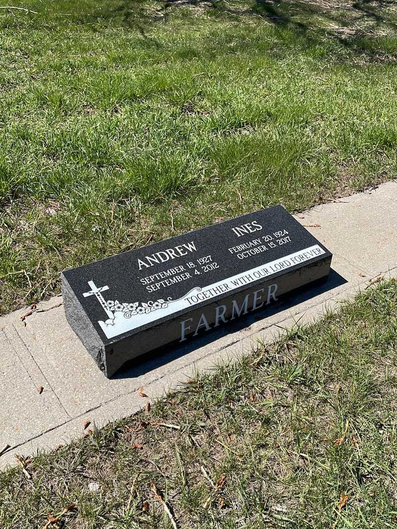 Ines Antoinie Farmer's grave. Photo 2