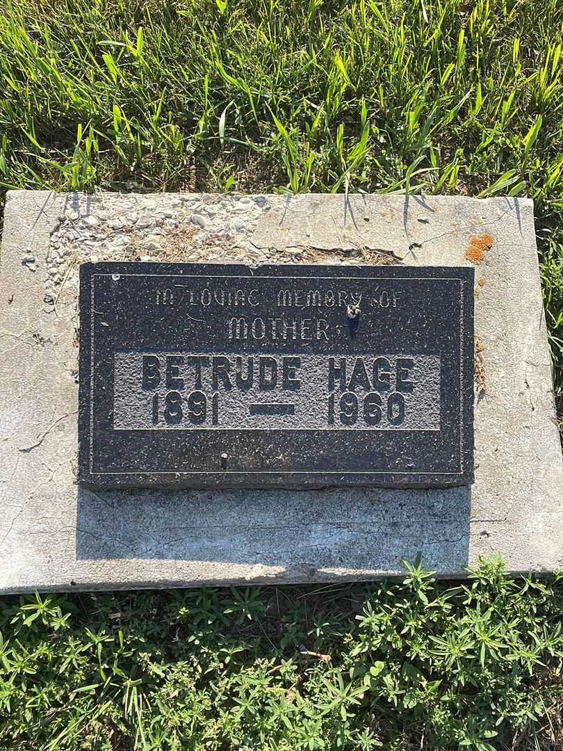 Betrude Annie Hage's grave. Photo 1