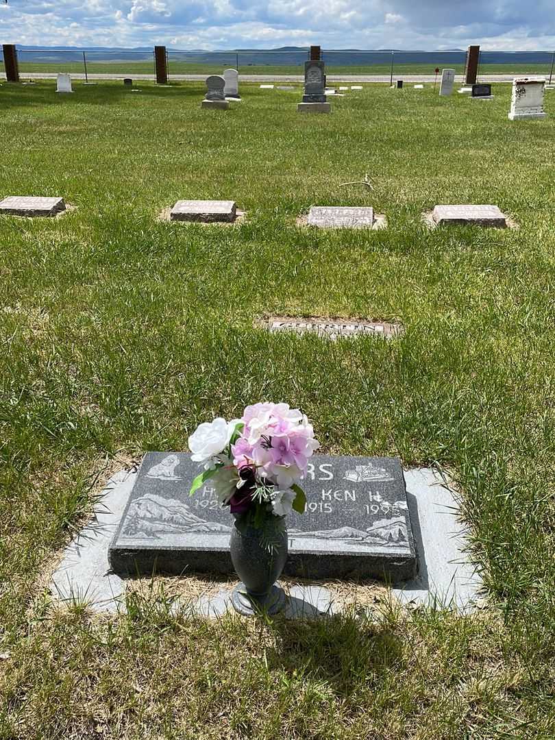 Kenneth Howard "Ken" Sanders's grave. Photo 2