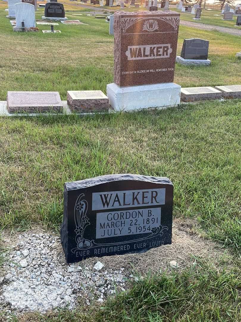 Gordon Beverly Walker's grave. Photo 4