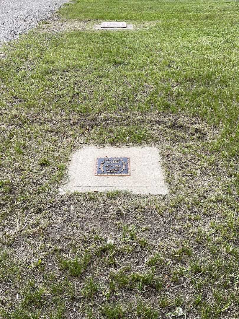 Linda Laurena Ladd's grave. Photo 2