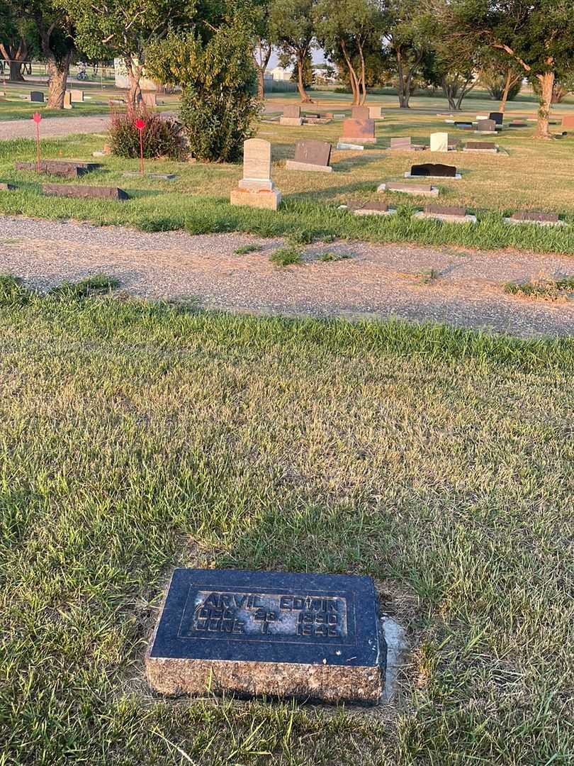 Arvil Edwin Qually's grave. Photo 2