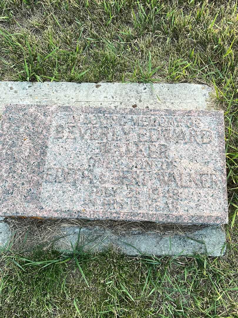 Beverly Edward Walker's grave. Photo 3