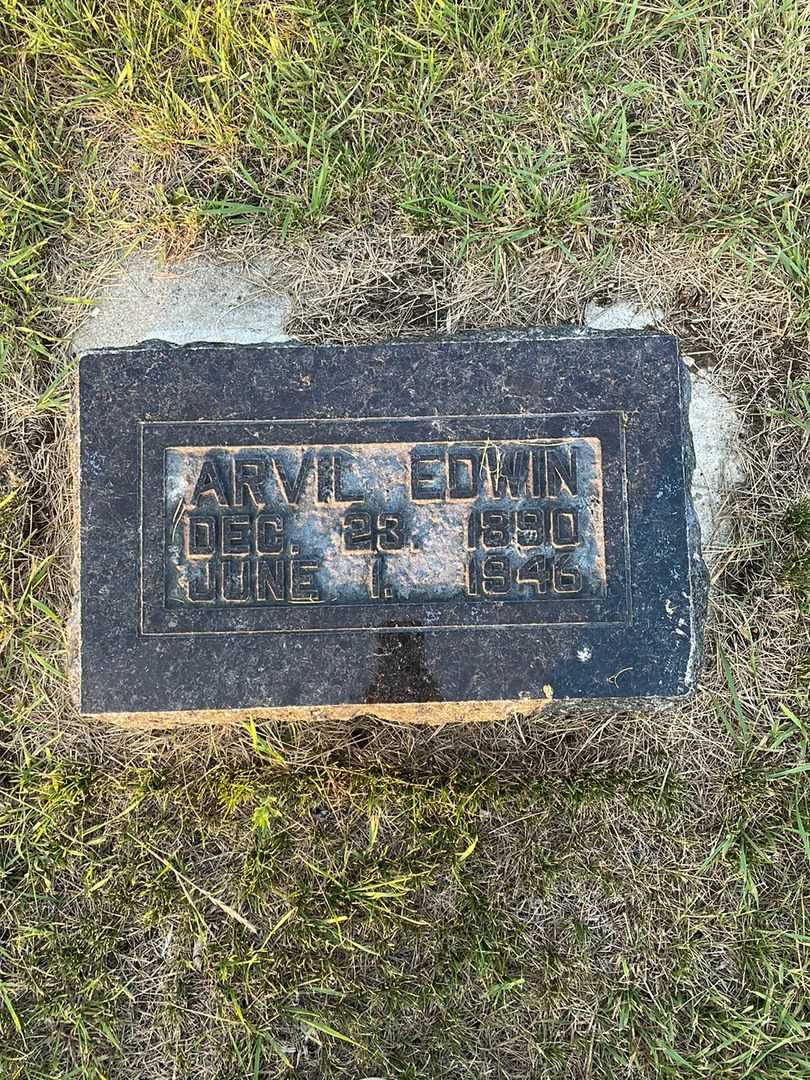 Arvil Edwin Qually's grave. Photo 3