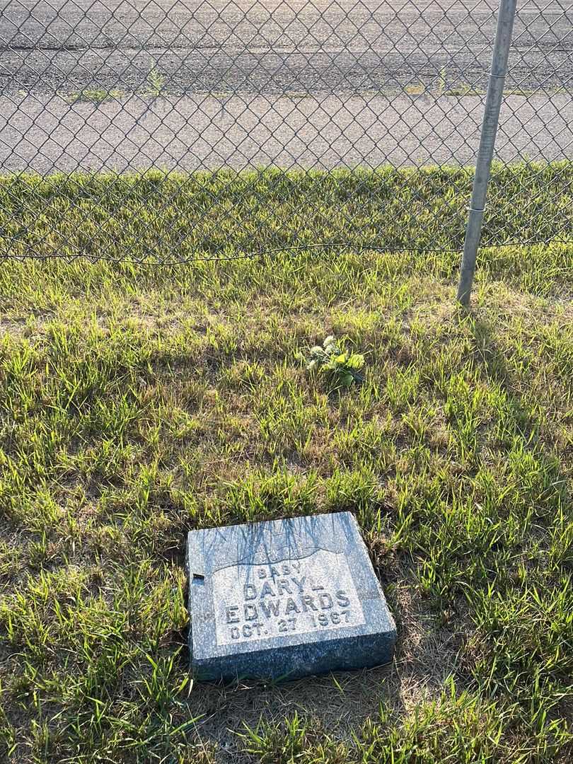 Baby Daryl Edwards's grave. Photo 2