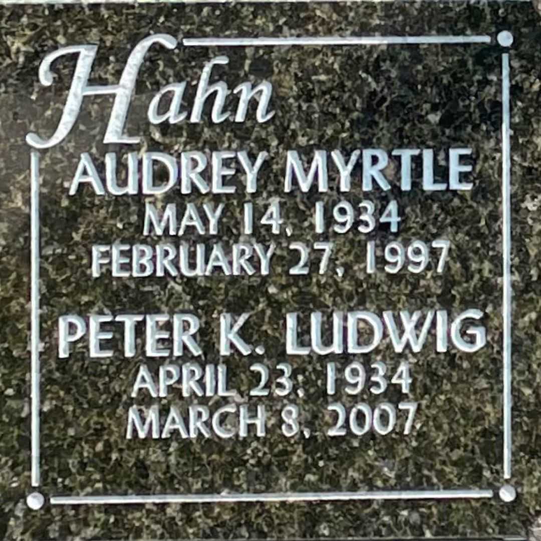 Audrey Myrtle Hahn's grave