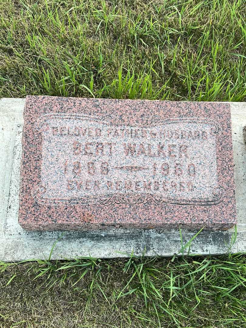 Ira Bertram "Bert" Walker's grave. Photo 3