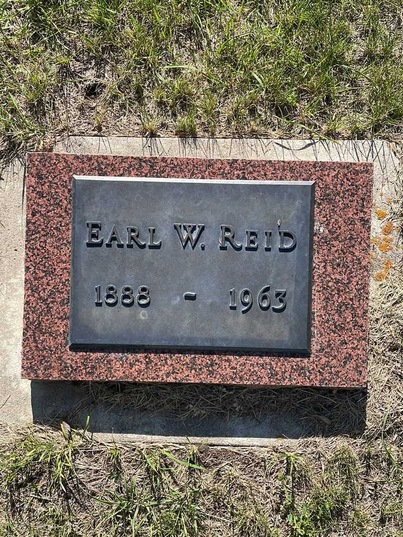 Earl Wesley Reid's grave. Photo 1