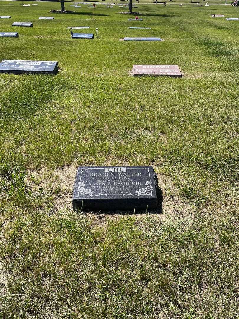 Braden Walter Uhl's grave. Photo 2