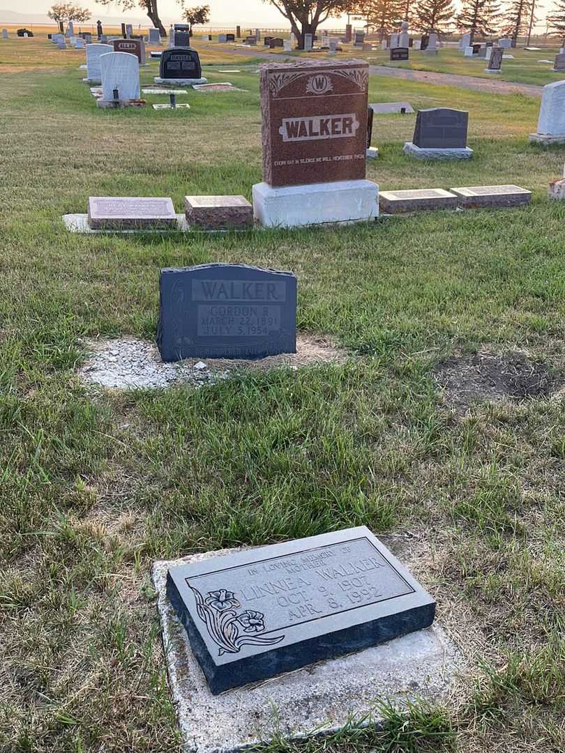 Gordon Beverly Walker's grave. Photo 2