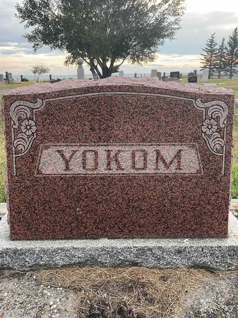 Marial Elaine Yokom's grave. Photo 1
