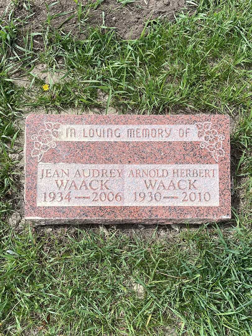 Arnold Herbert Waack's grave. Photo 1