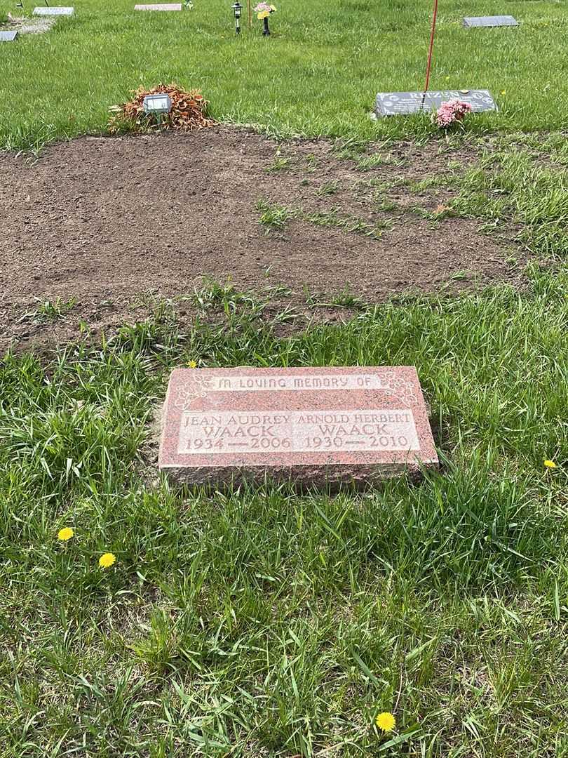 Arnold Herbert Waack's grave. Photo 2